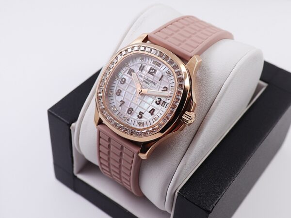 Patek Philippe Aquanaut (AQUANAUT) Purple