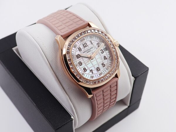 Patek Philippe Aquanaut (AQUANAUT) Purple