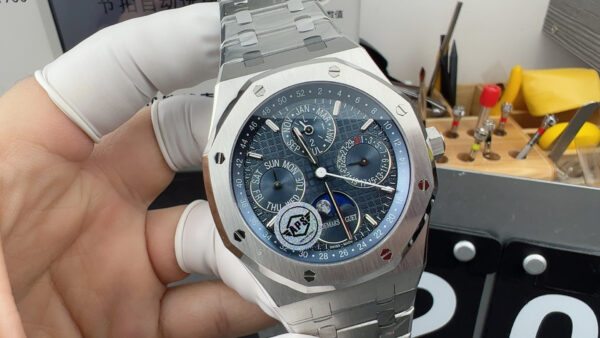 Patek Philippe Watch (COMPLICATIONS)