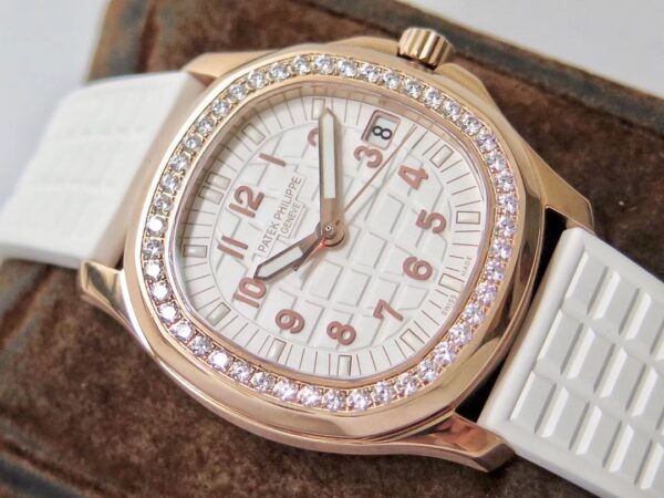 Patek Philippe Aquanaut (AQUANAUT) Purple