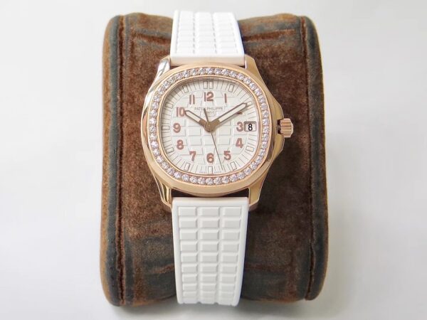 Patek Philippe Aquanaut (AQUANAUT) Purple