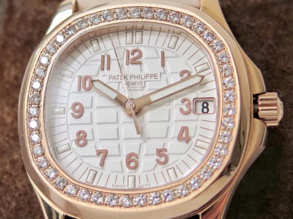 Patek Philippe Aquanaut (AQUANAUT) Purple
