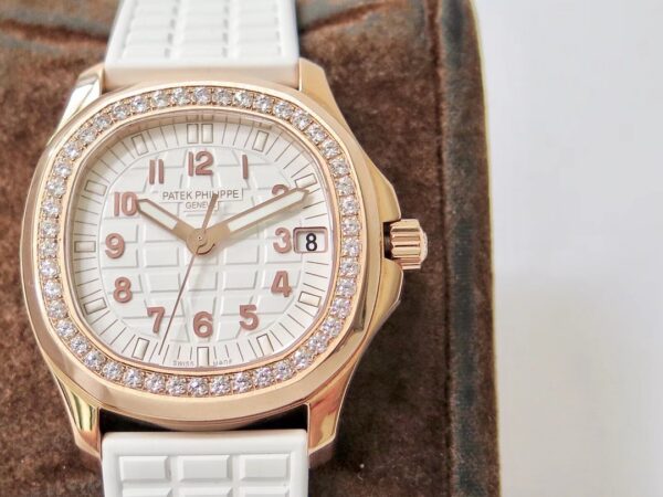 Patek Philippe Aquanaut (AQUANAUT) Purple