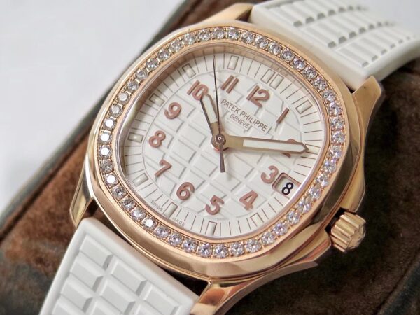 Patek Philippe Aquanaut (AQUANAUT) Purple