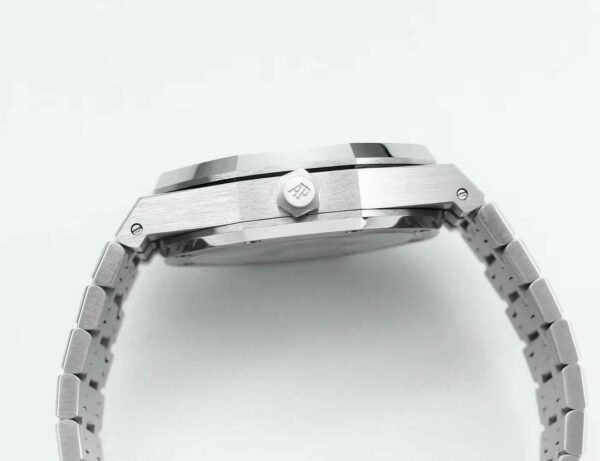 i1751902238_7356_2-1.jpg Patek Philippe Royal Oak (COMPLICATIONS)