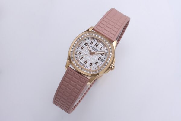 Patek Philippe Aquanaut (AQUANAUT) Purple