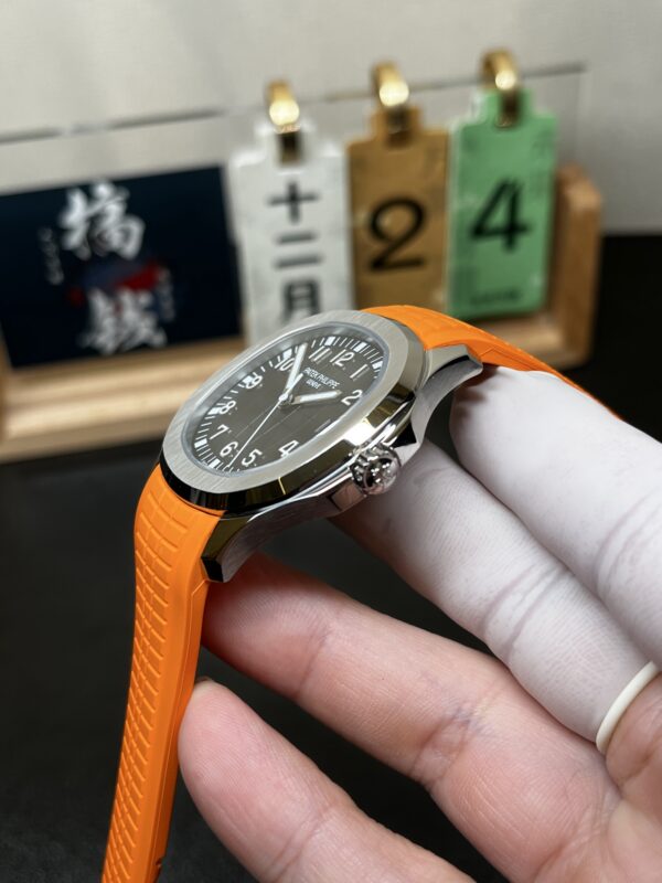 Patek Philippe Aquanaut (AQUANAUT) Gray