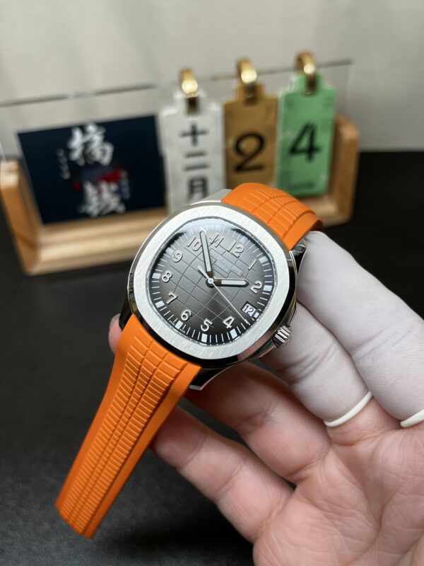 Patek Philippe Aquanaut (AQUANAUT) Gray