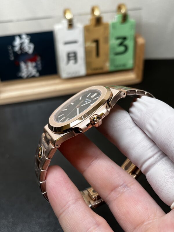 Patek Philippe Nautilus (NAUTILUS) Rose Gold