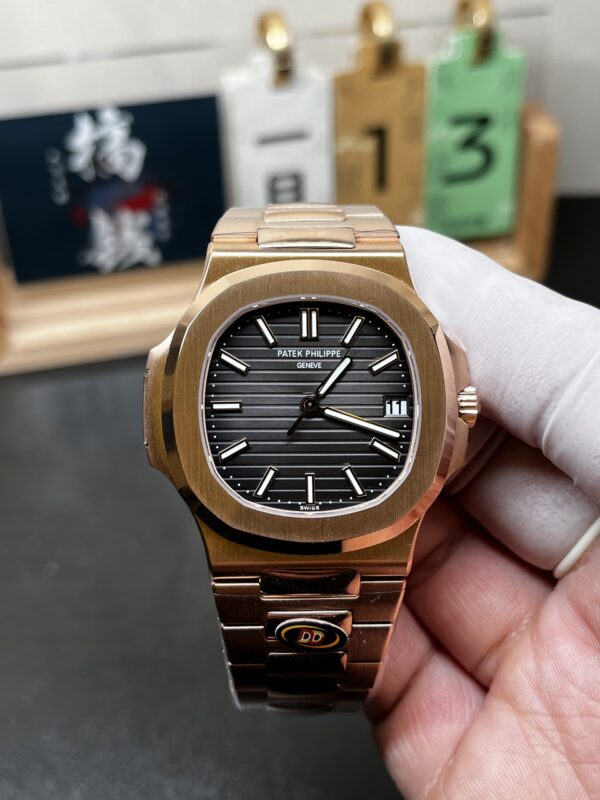 Patek Philippe Nautilus (NAUTILUS) Rose Gold