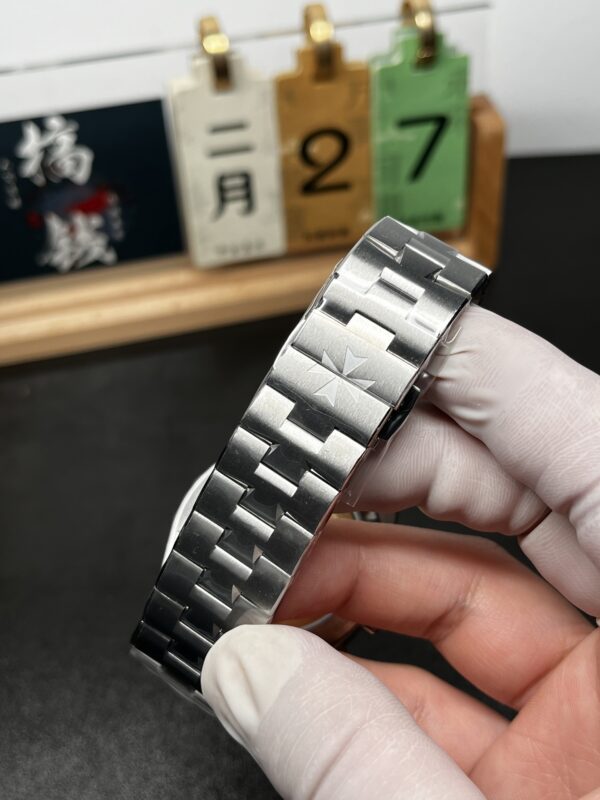 Vacheron Constantin Overseas (OVERSEAS) White