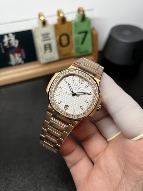 Patek Philippe Nautilus (NAUTILUS) Rose Gold
