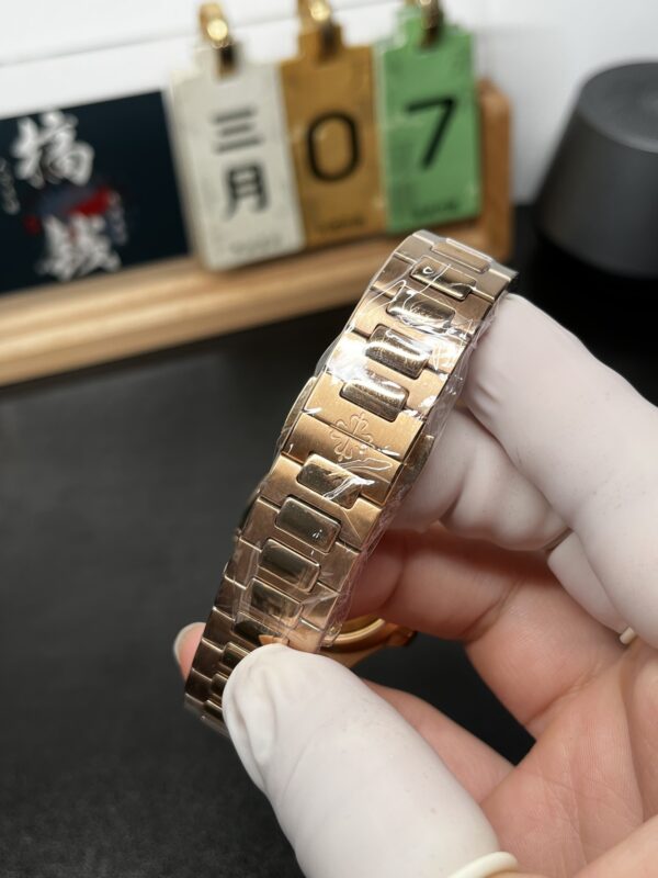 Patek Philippe Nautilus (NAUTILUS) Rose Gold