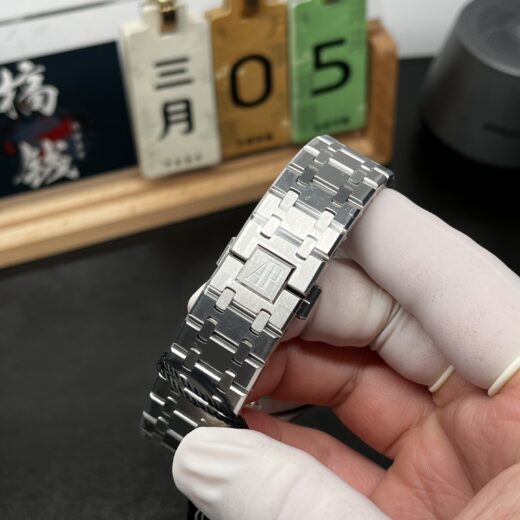 Audemars Piguet Royal Oak 15400 White image 4