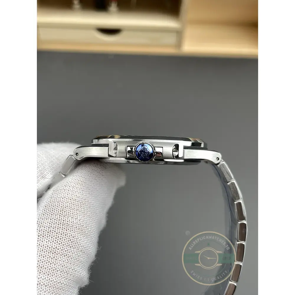 Replica Nautilus 5711/1A-010 Patek Philippe 40 mm, Stainless Steel, Dark Blue Dial - Image 6